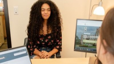student sitting with a coach during an individual coaching appointment